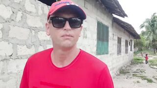 Деревня Chwaka Zanzibar рыбацкий быт лодки на отливе сети на песке и жизнь у лагуны