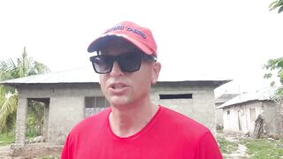 Деревня Chwaka Zanzibar рыбацкий быт лодки на отливе сети на песке и жизнь у лагуны