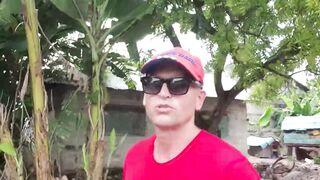 Деревня Chwaka Zanzibar рыбацкий быт лодки на отливе сети на песке и жизнь у лагуны