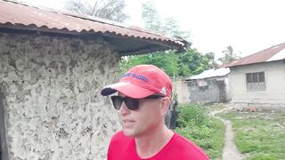 Деревня Chwaka Zanzibar рыбацкий быт лодки на отливе сети на песке и жизнь у лагуны