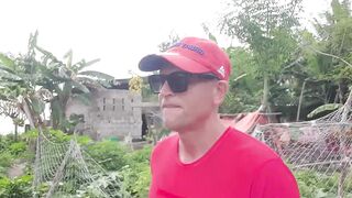 Деревня Chwaka Zanzibar рыбацкий быт лодки на отливе сети на песке и жизнь у лагуны