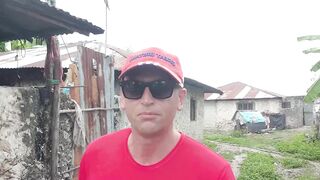 Деревня Chwaka Zanzibar рыбацкий быт лодки на отливе сети на песке и жизнь у лагуны