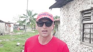 Деревня Chwaka Zanzibar рыбацкий быт лодки на отливе сети на песке и жизнь у лагуны