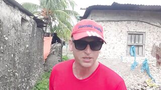 Деревня Chwaka Zanzibar рыбацкий быт лодки на отливе сети на песке и жизнь у лагуны