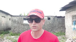 Деревня Chwaka Zanzibar рыбацкий быт лодки на отливе сети на песке и жизнь у лагуны