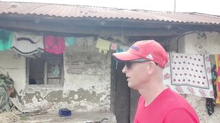 Деревня Chwaka Zanzibar рыбацкий быт лодки на отливе сети на песке и жизнь у лагуны