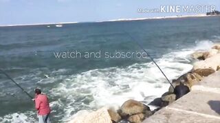 Морская рыбалка на пляже Alexandria Egypt береговая ловля у волн Средиземного моря