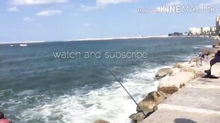 Морская рыбалка на пляже Alexandria Egypt береговая ловля у волн Средиземного моря