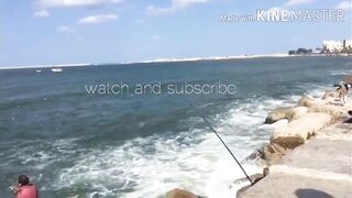 Морская рыбалка на пляже Alexandria Egypt береговая ловля у волн Средиземного моря
