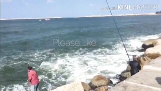 Морская рыбалка на пляже Alexandria Egypt береговая ловля у волн Средиземного моря