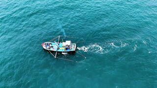 Life at Sea жизнь вьетнамских рыбаков их быт в море и каждодневная тяжёлая работа на воде