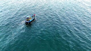 Life at Sea жизнь вьетнамских рыбаков их быт в море и каждодневная тяжёлая работа на воде