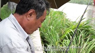 Сомнительное хобби рыбалка в Пекине каналы парки шумный мегаполис и взгляды местных жителей