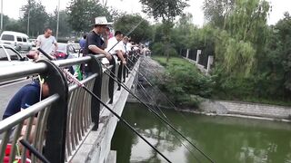 Сомнительное хобби рыбалка в Пекине каналы парки шумный мегаполис и взгляды местных жителей