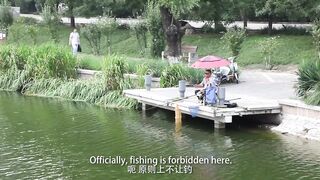 Сомнительное хобби рыбалка в Пекине каналы парки шумный мегаполис и взгляды местных жителей