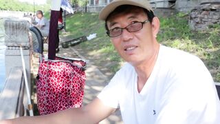 Сомнительное хобби рыбалка в Пекине каналы парки шумный мегаполис и взгляды местных жителей