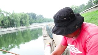 Сомнительное хобби рыбалка в Пекине каналы парки шумный мегаполис и взгляды местных жителей