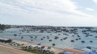 Рыбацкая гавань Mui Ne Phan Thiet Vietnam утро в порту с лодками и свежим уловом