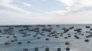 Рыбацкая гавань Mui Ne Phan Thiet Vietnam утро в порту с лодками и свежим уловом
