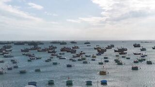 Рыбацкая гавань Mui Ne Phan Thiet Vietnam утро в порту с лодками и свежим уловом