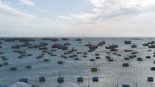 Рыбацкая гавань Mui Ne Phan Thiet Vietnam утро в порту с лодками и свежим уловом