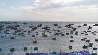Рыбацкая гавань Mui Ne Phan Thiet Vietnam утро в порту с лодками и свежим уловом