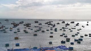 Рыбацкая гавань Mui Ne Phan Thiet Vietnam утро в порту с лодками и свежим уловом