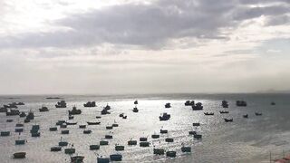 Рыбацкая гавань Mui Ne Phan Thiet Vietnam утро в порту с лодками и свежим уловом