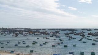 Рыбацкая гавань Mui Ne Phan Thiet Vietnam утро в порту с лодками и свежим уловом