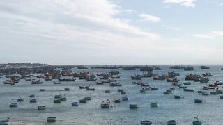 Рыбацкая гавань Mui Ne Phan Thiet Vietnam утро в порту с лодками и свежим уловом