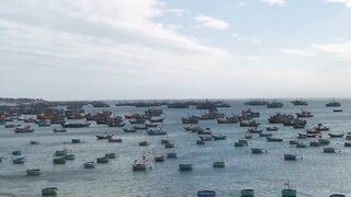 Рыбацкая гавань Mui Ne Phan Thiet Vietnam утро в порту с лодками и свежим уловом