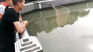 Рыбалка в центре Shanghai городские набережные парки и удивлённые прохожие вокруг рыбака