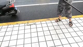 Рыбалка в центре Shanghai городские набережные парки и удивлённые прохожие вокруг рыбака