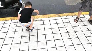 Рыбалка в центре Shanghai городские набережные парки и удивлённые прохожие вокруг рыбака