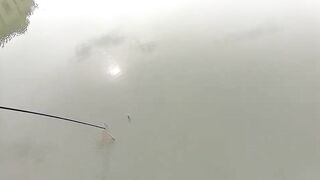 Рыбалка в центре Shanghai городские набережные парки и удивлённые прохожие вокруг рыбака