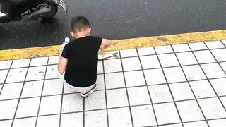 Рыбалка в центре Shanghai городские набережные парки и удивлённые прохожие вокруг рыбака