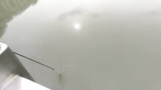 Рыбалка в центре Shanghai городские набережные парки и удивлённые прохожие вокруг рыбака