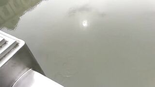 Рыбалка в центре Shanghai городские набережные парки и удивлённые прохожие вокруг рыбака