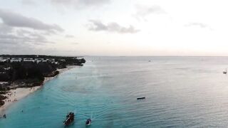 Пляж Nungwi Zanzibar от рассвета до заката и как проходит день у моря с лодками рыбаков