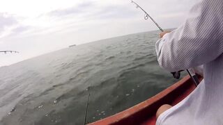 Морская рыбалка на Пхукуоке во Вьетнаме, глубинная ловля снаппера группера и queenfish с лодки