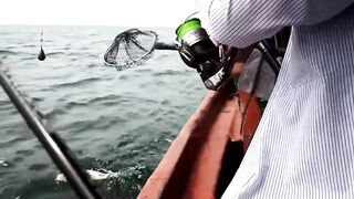 Морская рыбалка на Пхукуоке во Вьетнаме, глубинная ловля снаппера группера и queenfish с лодки