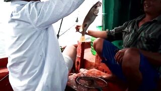 Морская рыбалка на Пхукуоке во Вьетнаме, глубинная ловля снаппера группера и queenfish с лодки