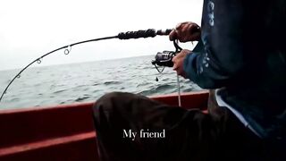 Морская рыбалка на Пхукуоке во Вьетнаме, глубинная ловля снаппера группера и queenfish с лодки