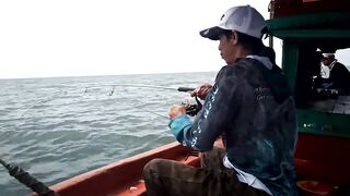 Морская рыбалка на Пхукуоке во Вьетнаме, глубинная ловля снаппера группера и queenfish с лодки