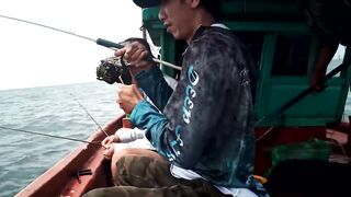 Морская рыбалка на Пхукуоке во Вьетнаме, глубинная ловля снаппера группера и queenfish с лодки