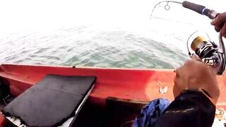 Морская рыбалка на Пхукуоке во Вьетнаме, глубинная ловля снаппера группера и queenfish с лодки