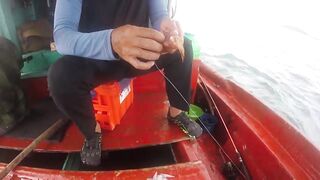 Морская рыбалка на Пхукуоке во Вьетнаме, глубинная ловля снаппера группера и queenfish с лодки