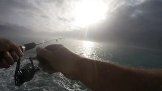 Морская рыбалка в Салале Оман в сезон харийф волны туман и клев океанской рыбы у берега