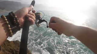 Морская рыбалка в Салале Оман в сезон харийф волны туман и клев океанской рыбы у берега