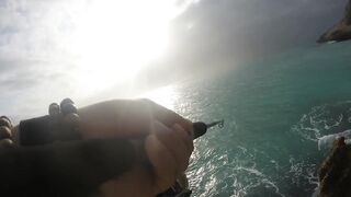 Морская рыбалка в Салале Оман в сезон харийф волны туман и клев океанской рыбы у берега